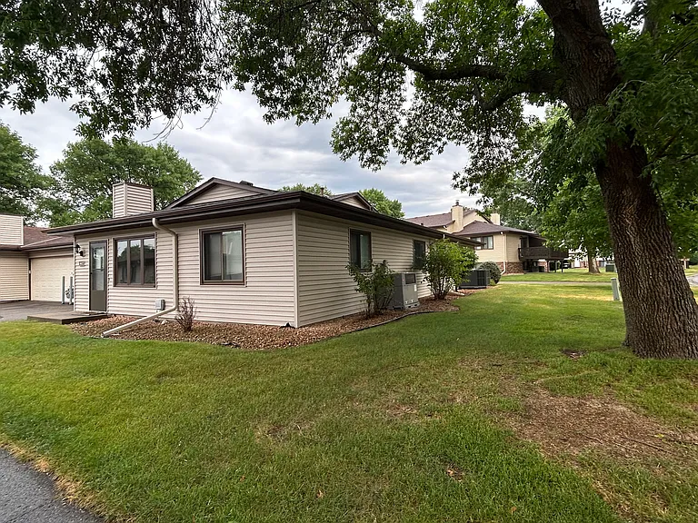 8612 S Maplebrook Cir — Photo 2