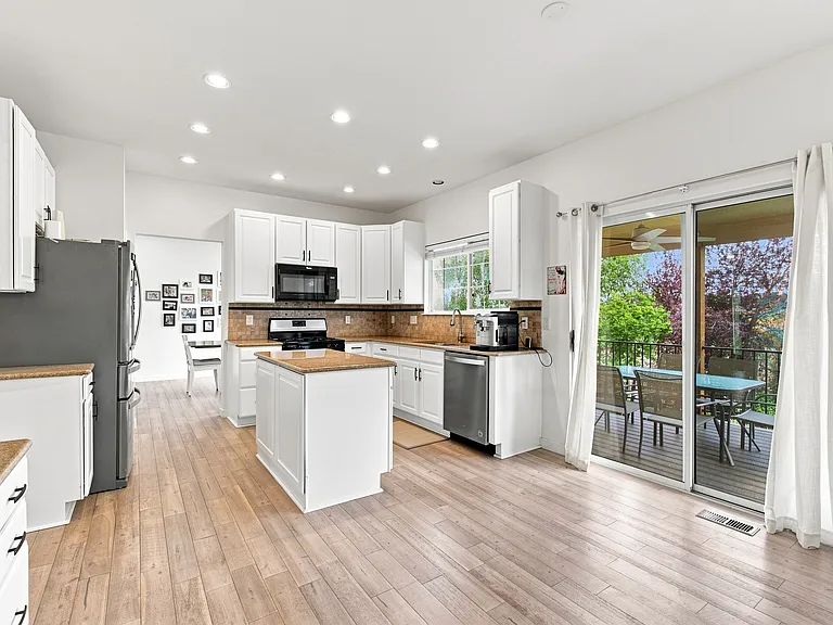 2445 Clayton Cir — Photo 11