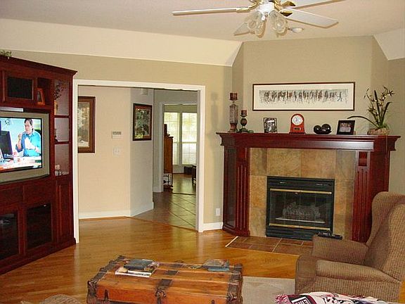 3rd image of 919 Faria Ct