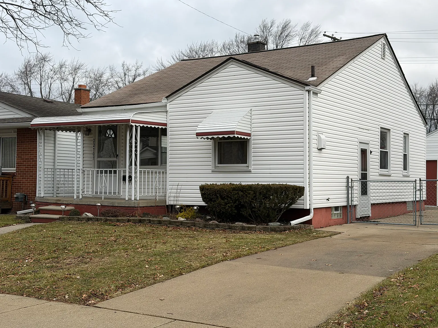 3 bed, 900 sqft, $1,800 — Photo 1