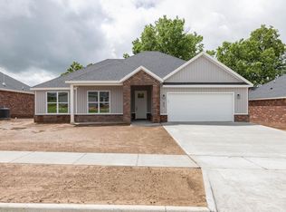 921 E Buchanan St, Prairie Grove, AR 72753