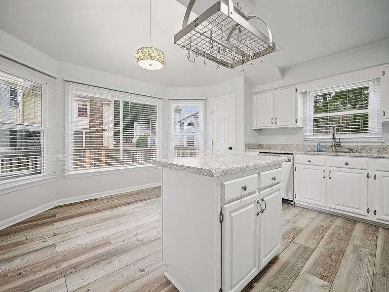 809 Bishop Ct — Photo 10