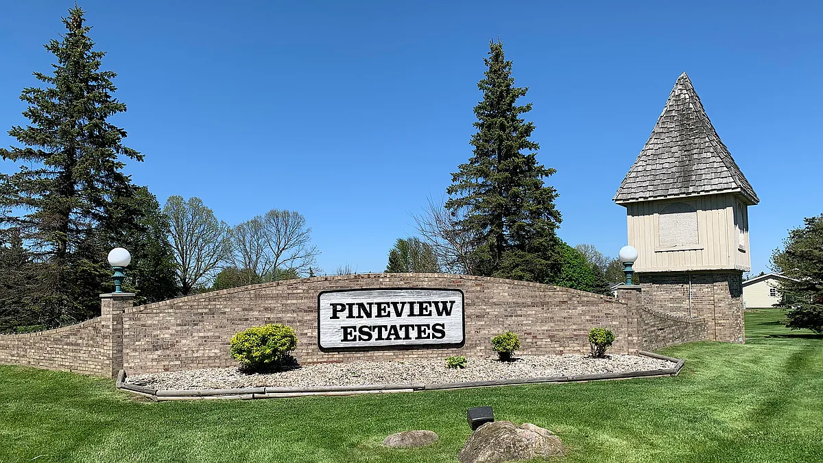 Building Photo - Pineview Estates