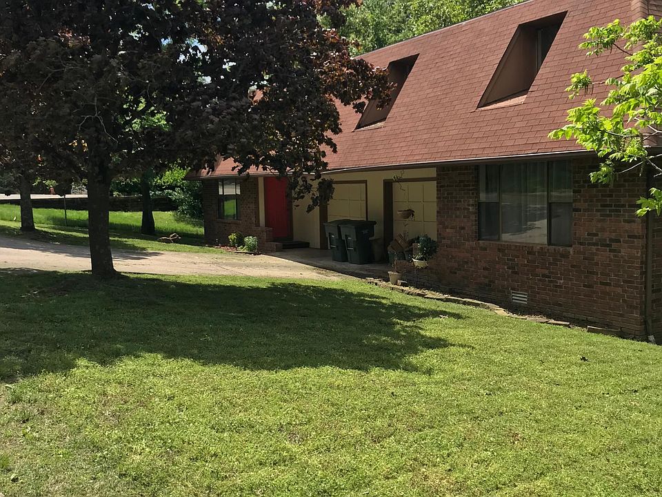 1st image of 1003 N Oak Dr