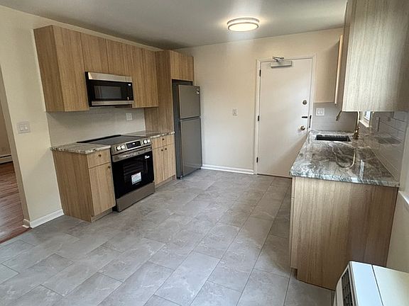 3rd image of 949 Hopmeadow St #18