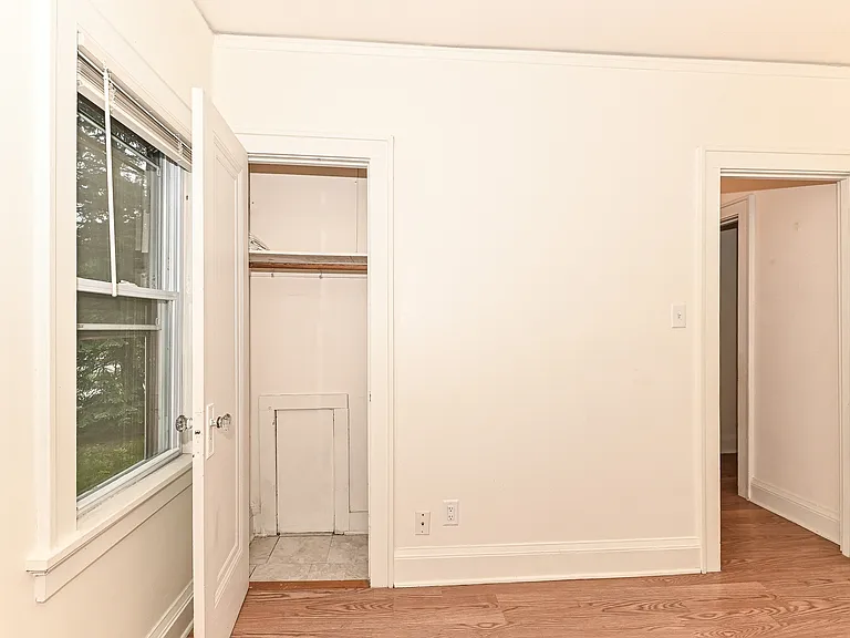 bedroom1-closet