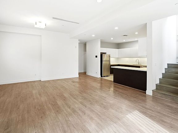 4th image of 11305 Moorpark St #3