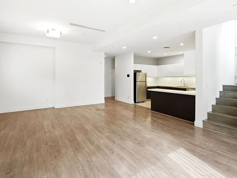 11305 Moorpark St — Photo 28