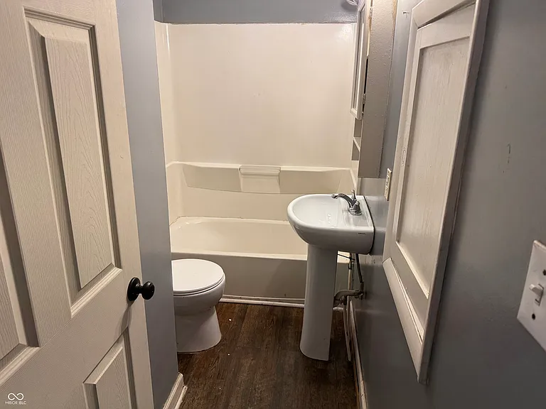 1719 Johnson Ave — Photo 5