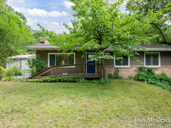 9665 Black Oak Dr, Lowell, MI 49331