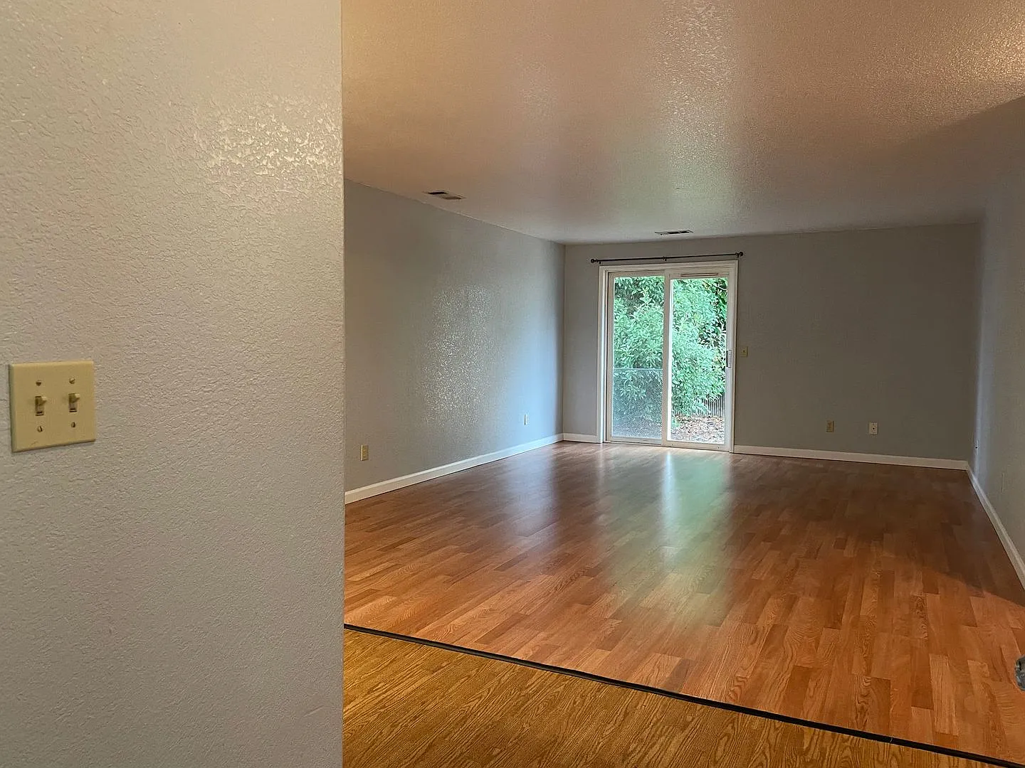 Nice 2 Bedroom 1 Bath Duplex-Located in the Friendly town of Grants Pass — Photo 2