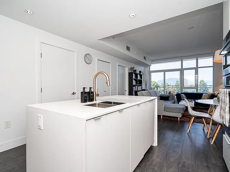 2435 Kingsway #608 — Photo 3