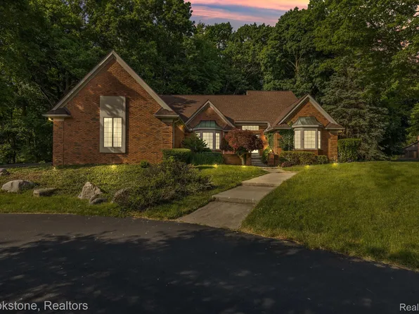 4237 Woodlands Ln, Orchard Lake, MI 48323