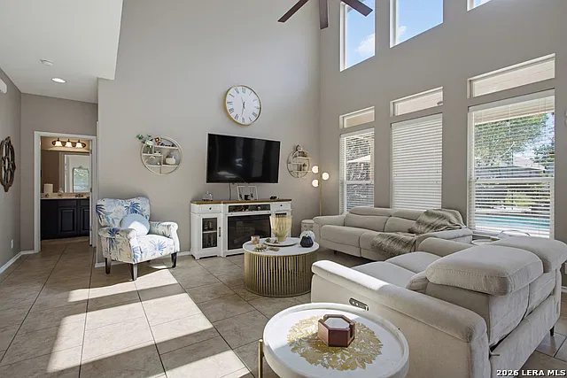 4 bed, 3.0 bath, 2466 sqft, $2,500 — Photo 4