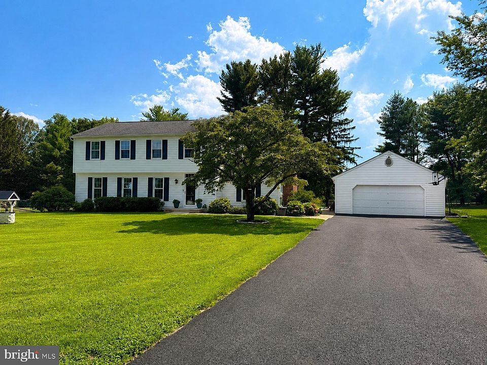 2nd image of 3222 Suffolk Ln