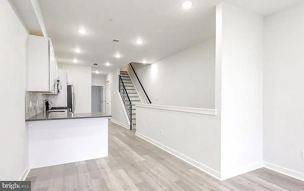 Building Photo - 5217 Irving St #2