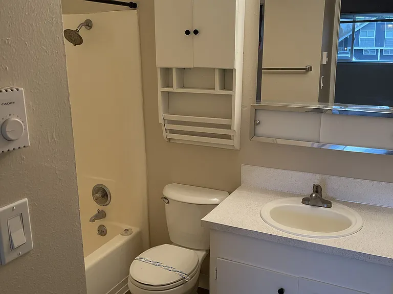 Chalet Villa Apartments — Photo 13