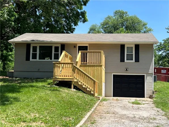 1805 N Davidson Rd, Independence, MO 64058