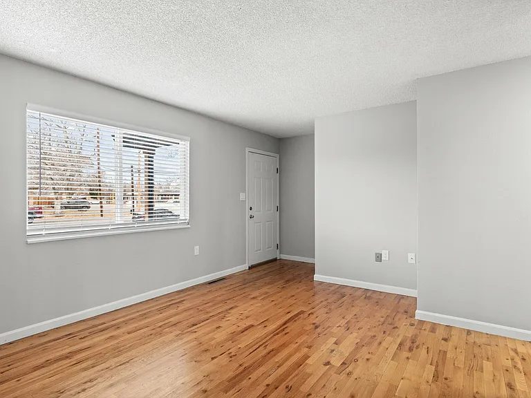 Experience natural light and warmth in this welcoming living room, perfect for relaxation. Experience natural light and warmth in this welcoming living room, perfect for relaxation.