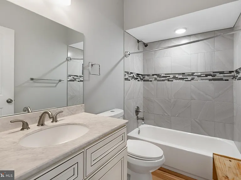 724 E Thompson St — Photo 18