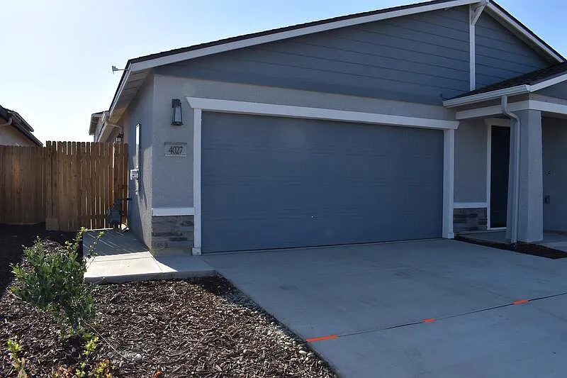 4 bed, 3.0 bath, 1862 sqft, $2,350 — Photo 3