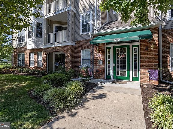 2nd image of 433 Mowat Cir