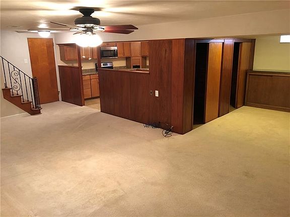 5th image of 221 W Larkspur St