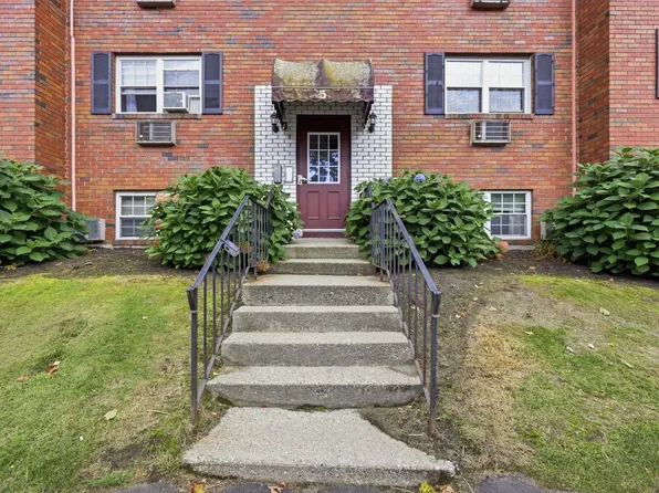 5 Maple Crest Cir APT E, Holyoke, MA 01040