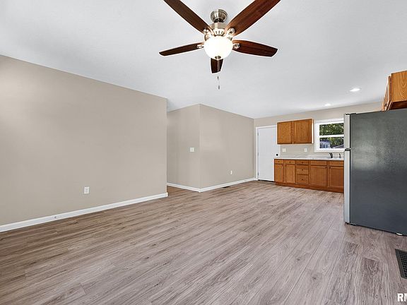 5th image of 215 Baylor St