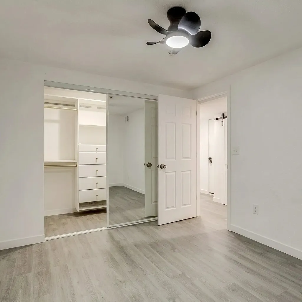 5 bed, 1995 sqft, $650 — Photo 2