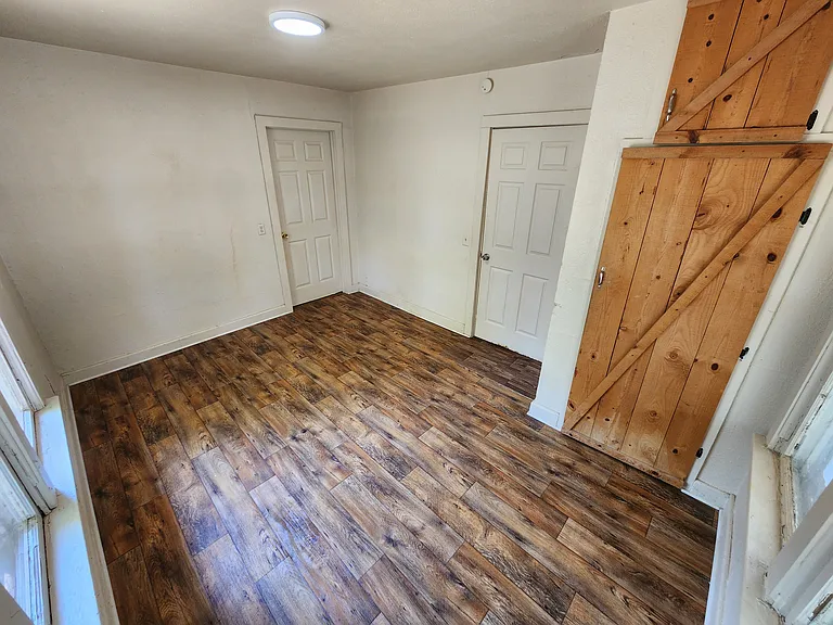 510 N Division St — Photo 3