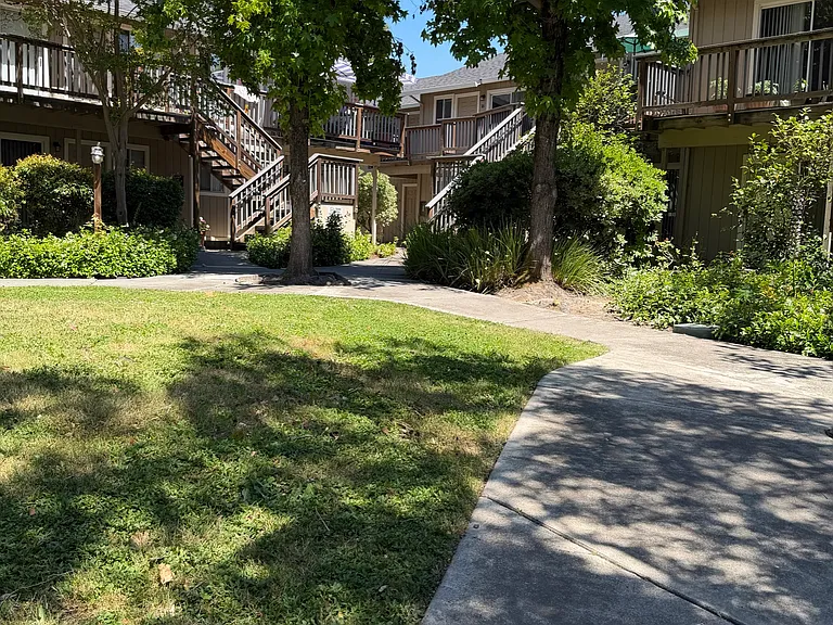 North Dutton Place Apartments — Photo 37