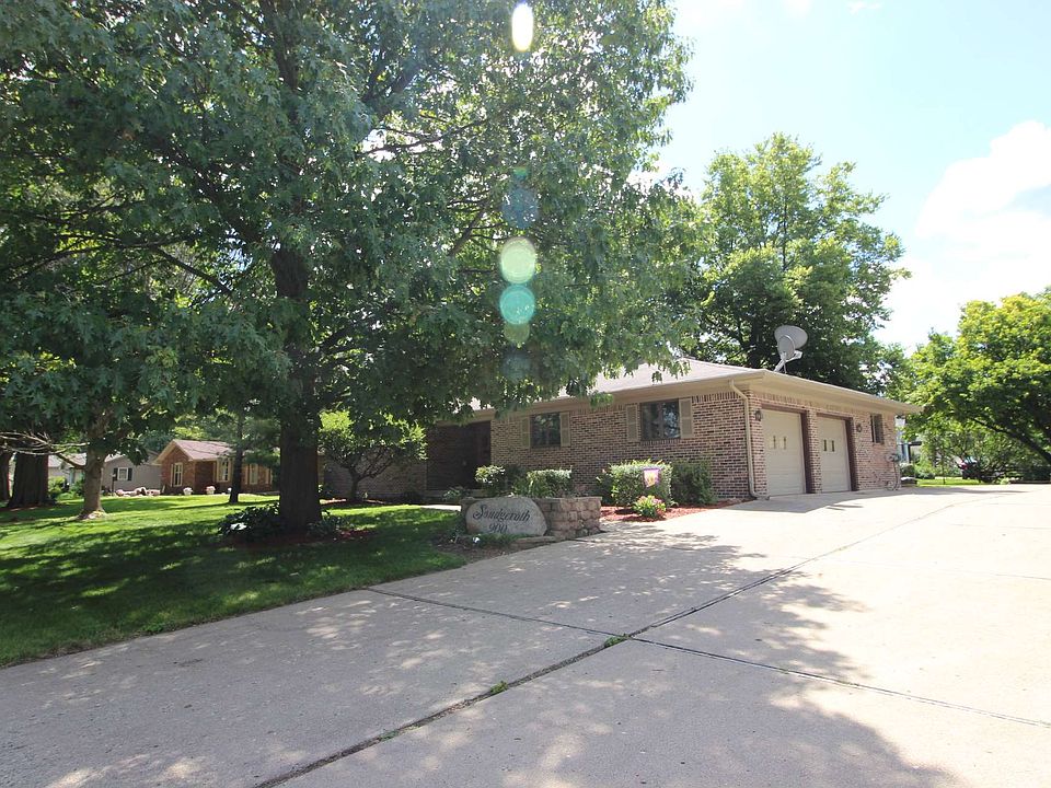 2nd image of 900 E 4th St