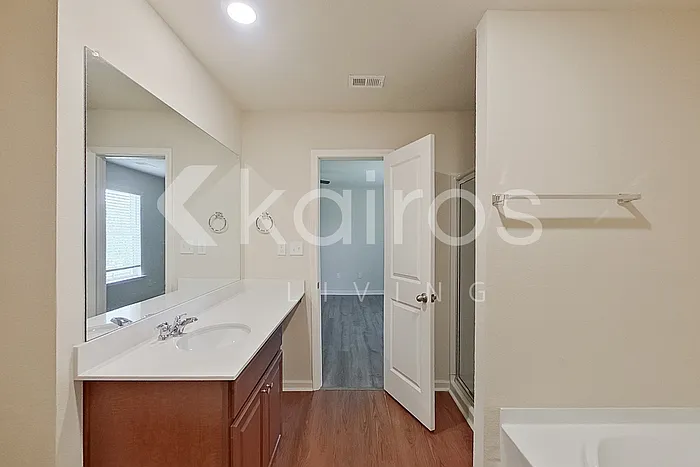 1103 Freedom Pkwy — Photo 12