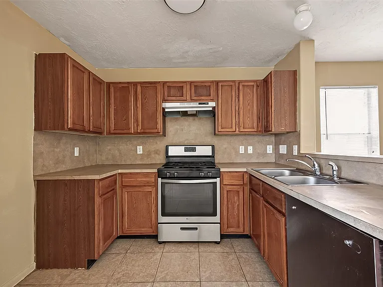 827 Royal George Ln — Photo 15