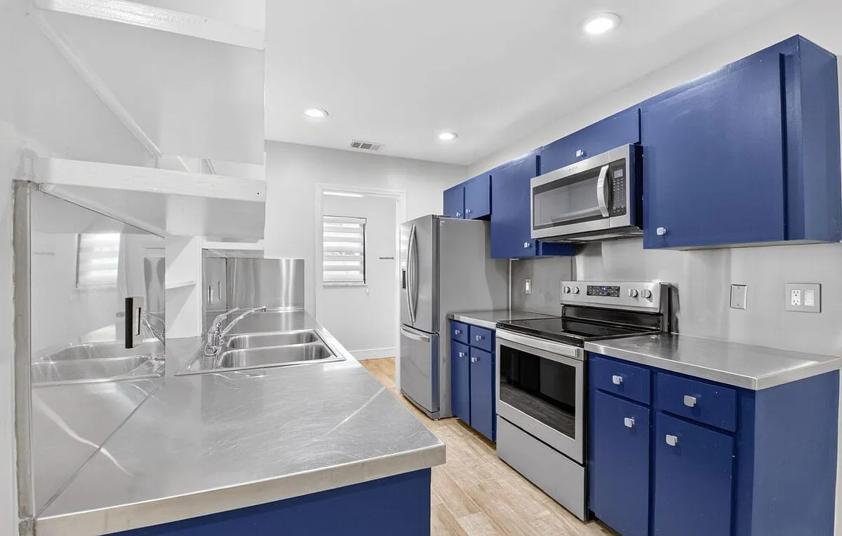 3 bed, 2.0 bath, 1604 sqft, $4,500 — Photo 1