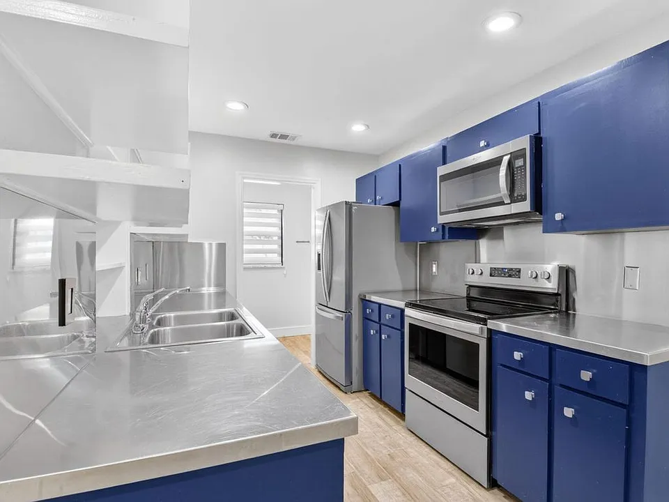 725 Heron Dr