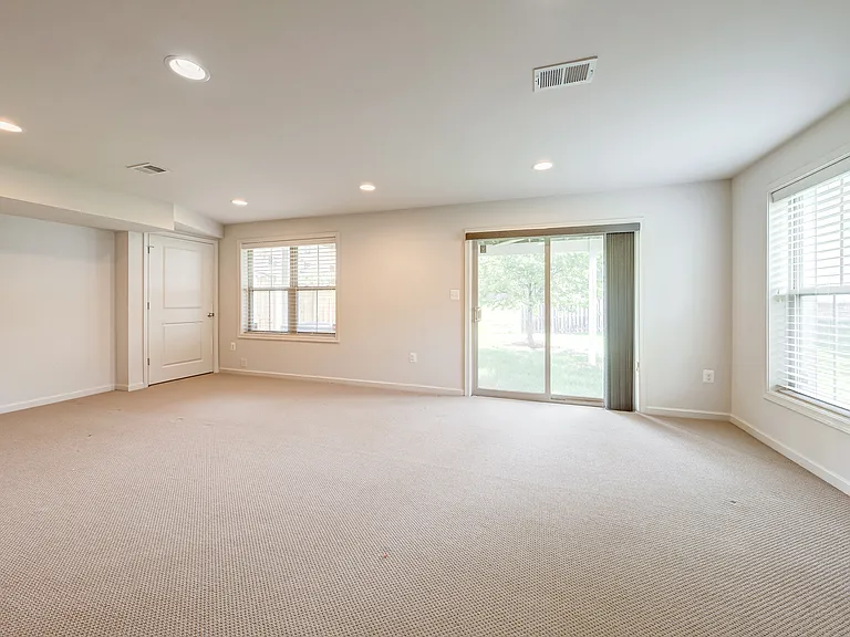42230 Castle Ridge Sq — Photo 28