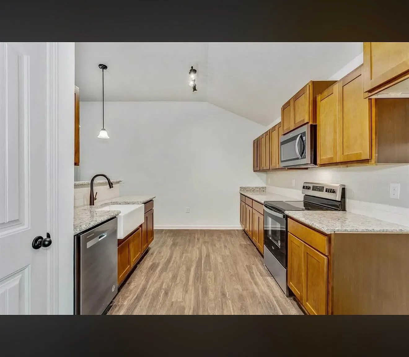 3 bed, 1600 sqft, $870 — Photo 2