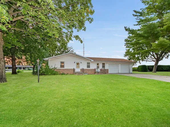 3 Meadow Park Dr, Wenona, IL 61377
