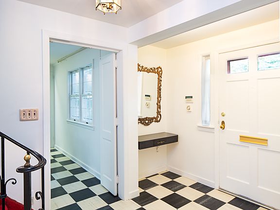 Entranceway w/2 closets