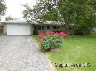 12 Lake Knolls Dr, Chatham, IL 62629