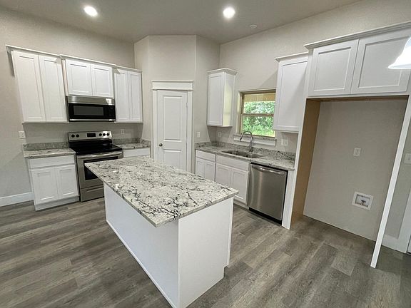 4th image of 77 Watch Hills Dr