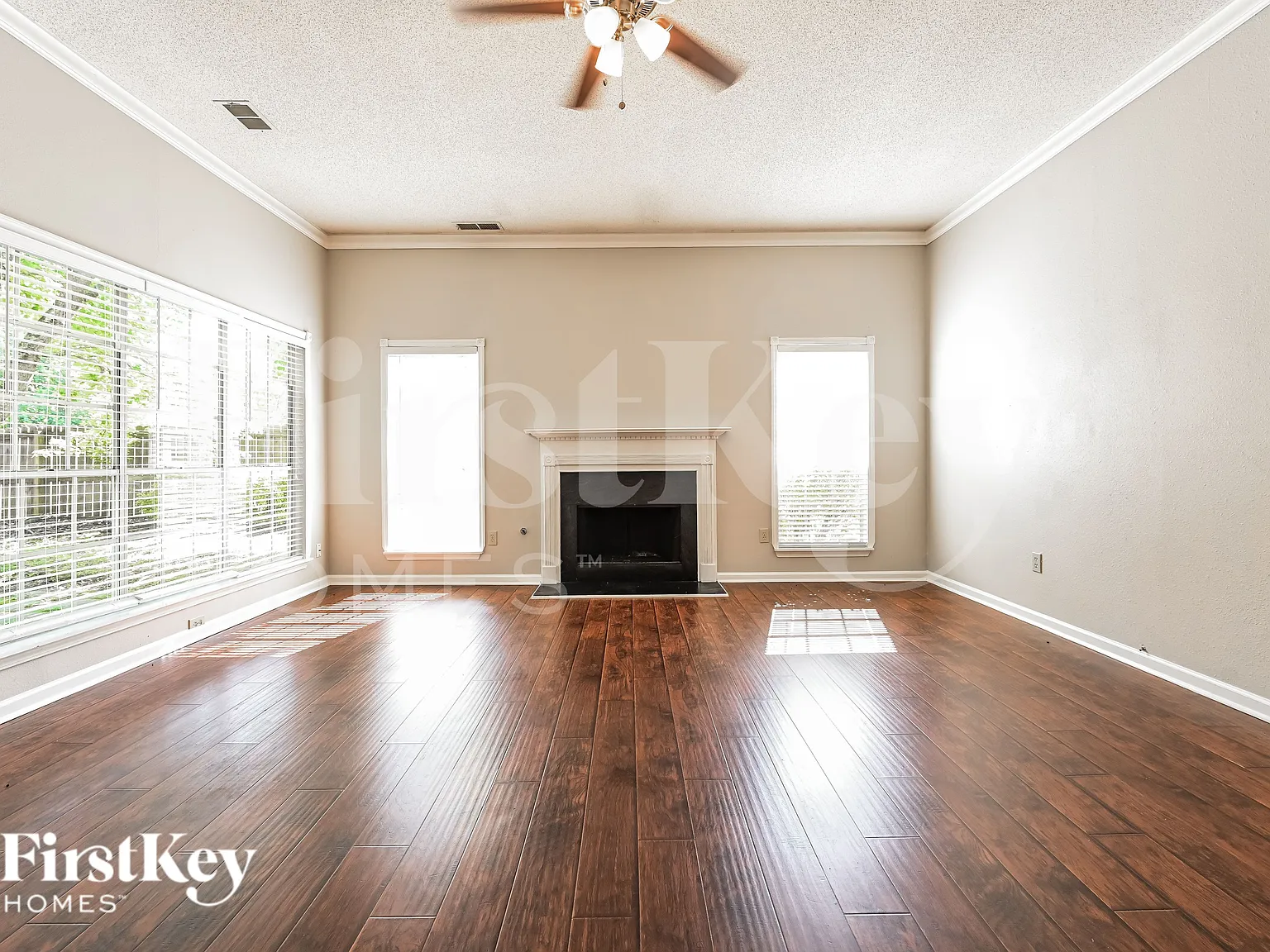 4 bed, 2.5 bath, 2400 sqft, $2,765 — Photo 2