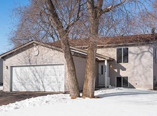 1334 Applegate Ln, Shakopee, MN 55379