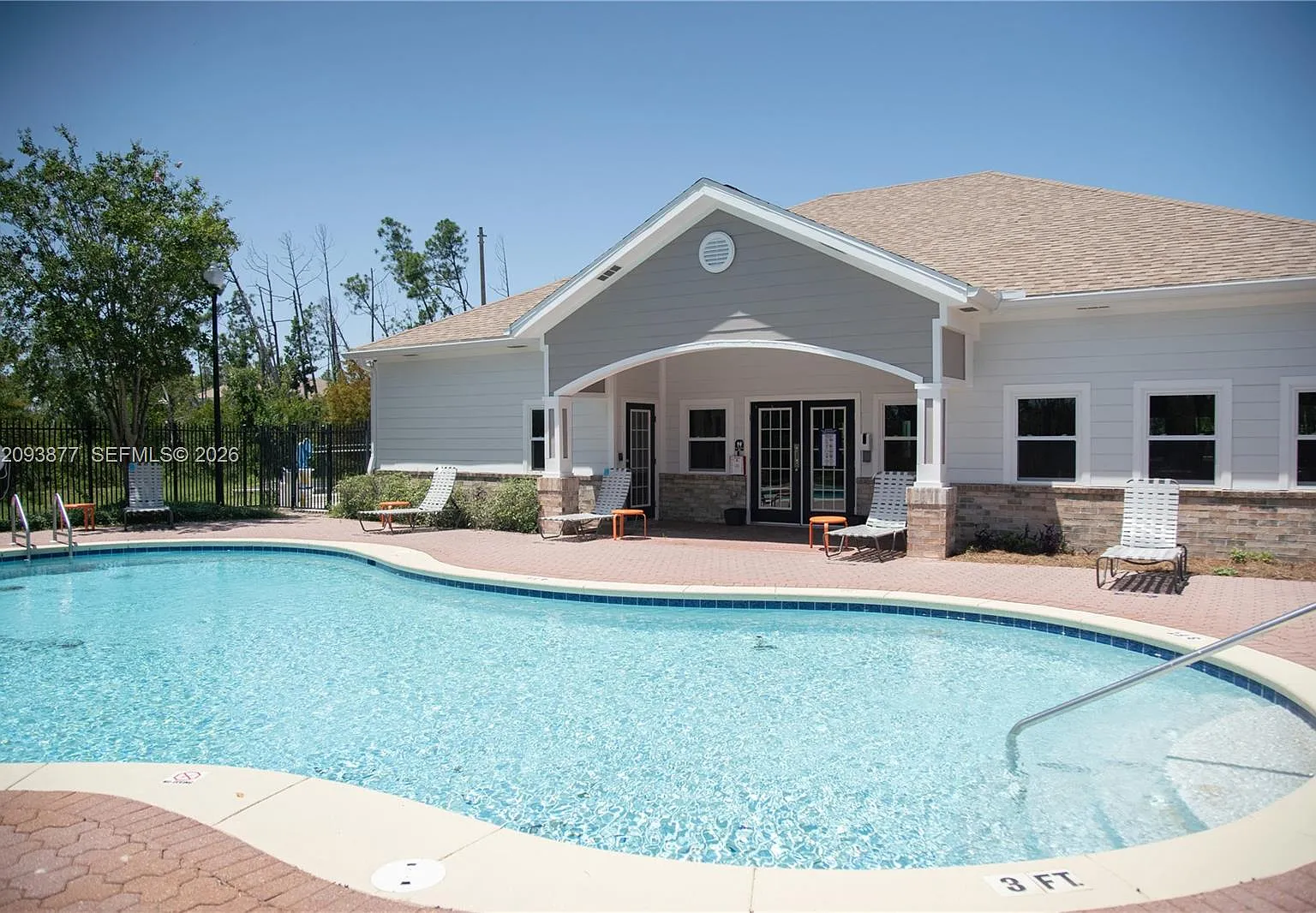 3 bed, 2.0 bath, 1235 sqft, $1,364 — Photo 2