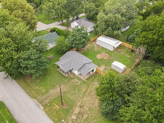 2nd image of 207 E Brooks St