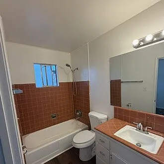423 W 21st St #10 — Photo 10