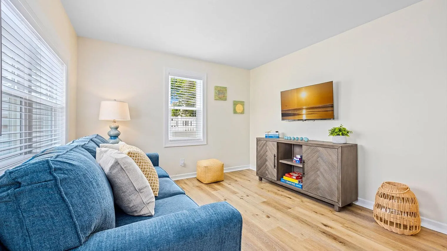 2 bed, 1.0 bath, 699 sqft, $4,078 — Photo 3