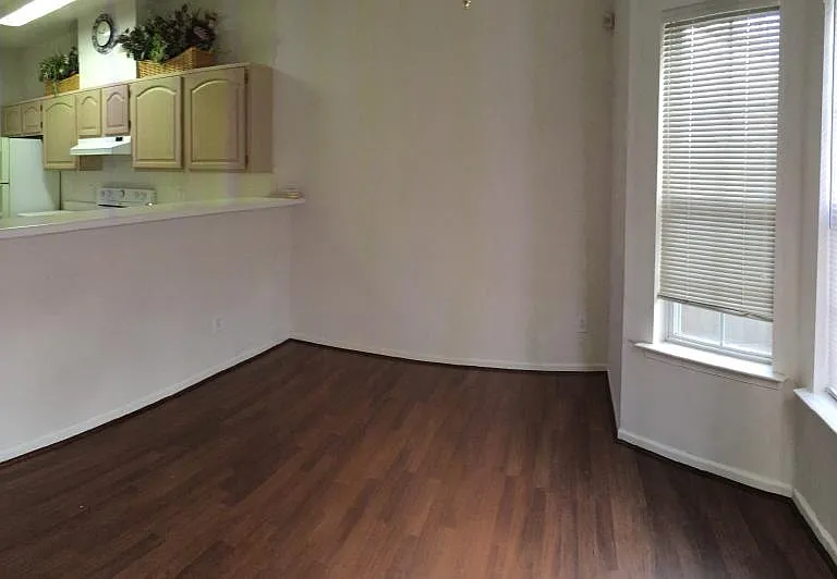 604 Railway Ct — Photo 3